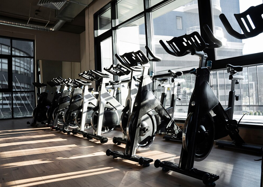 Велотренажёры в спортивном зале